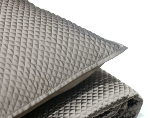 optical-brown-silky-quilt-220x240-cm-with-two-cushion-covers