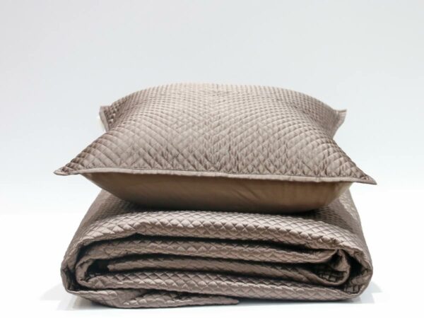 optical-brown-silky-quilt-220x240-cm-with-two-cushion-covers - Image 2